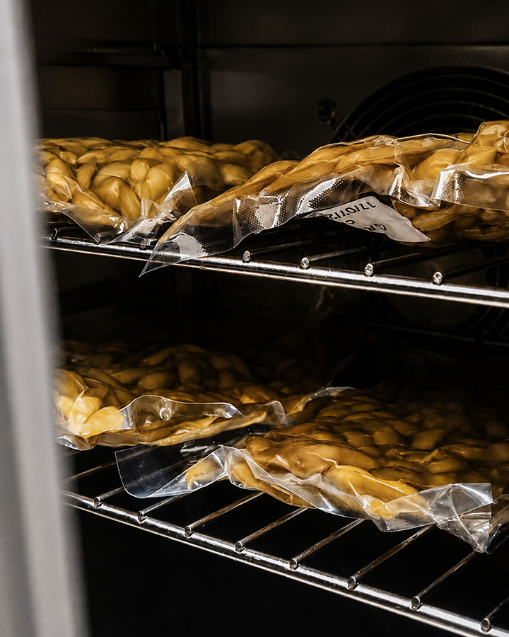 Buste sottovuoto in cottura a bassa temperatura nel laboratorio di BAO ad Asti