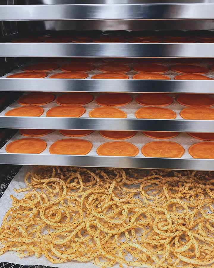 Essiccazione di verdure nel laboratorio gluten-free di BAO ad Asti