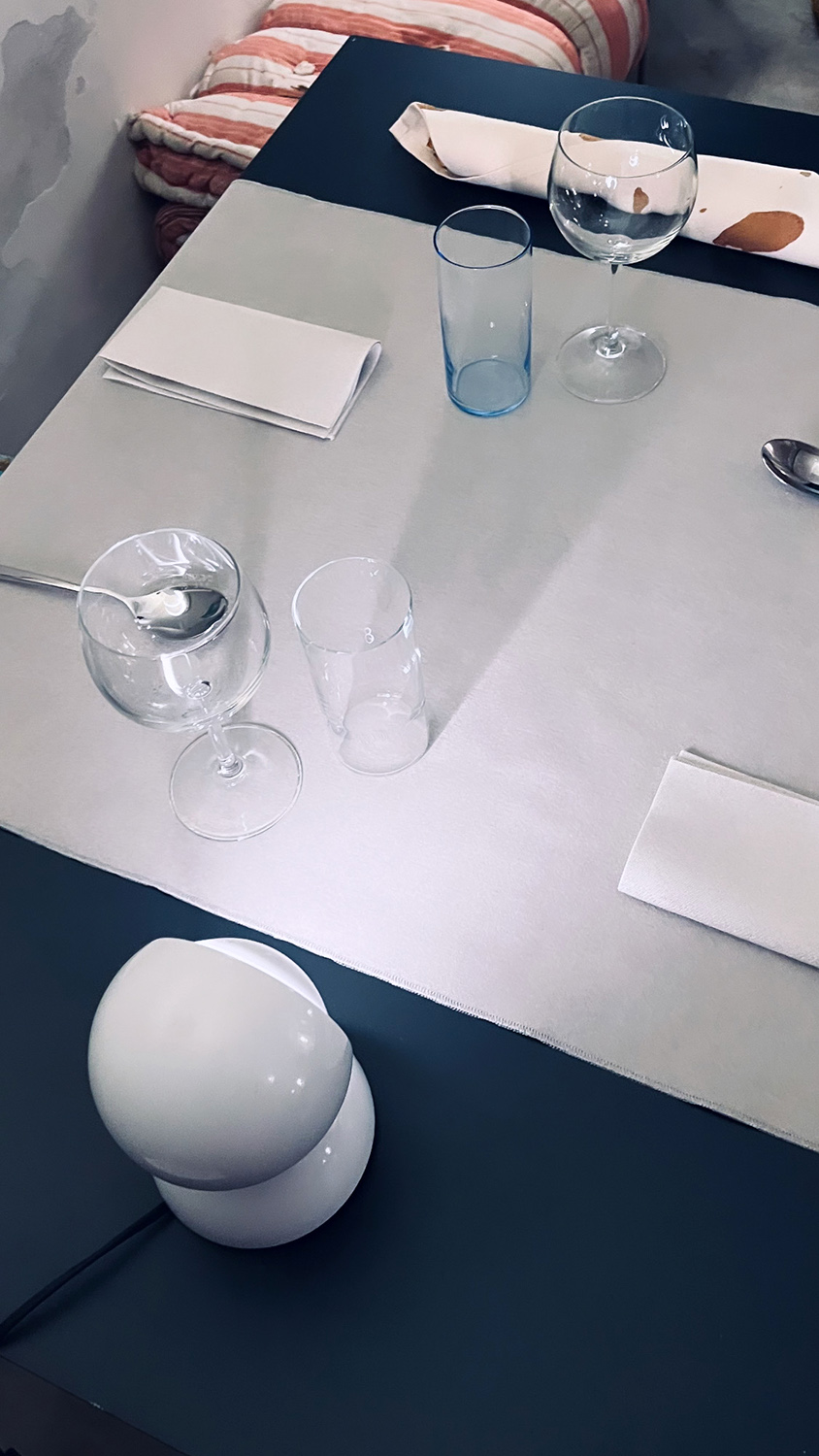 Tavolo preparato nella sala del ristorante senza glutine BAO ad Asti